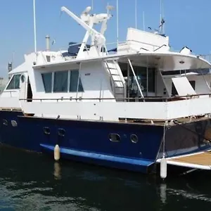  Bateau-hôtel Your Own Private Yacht